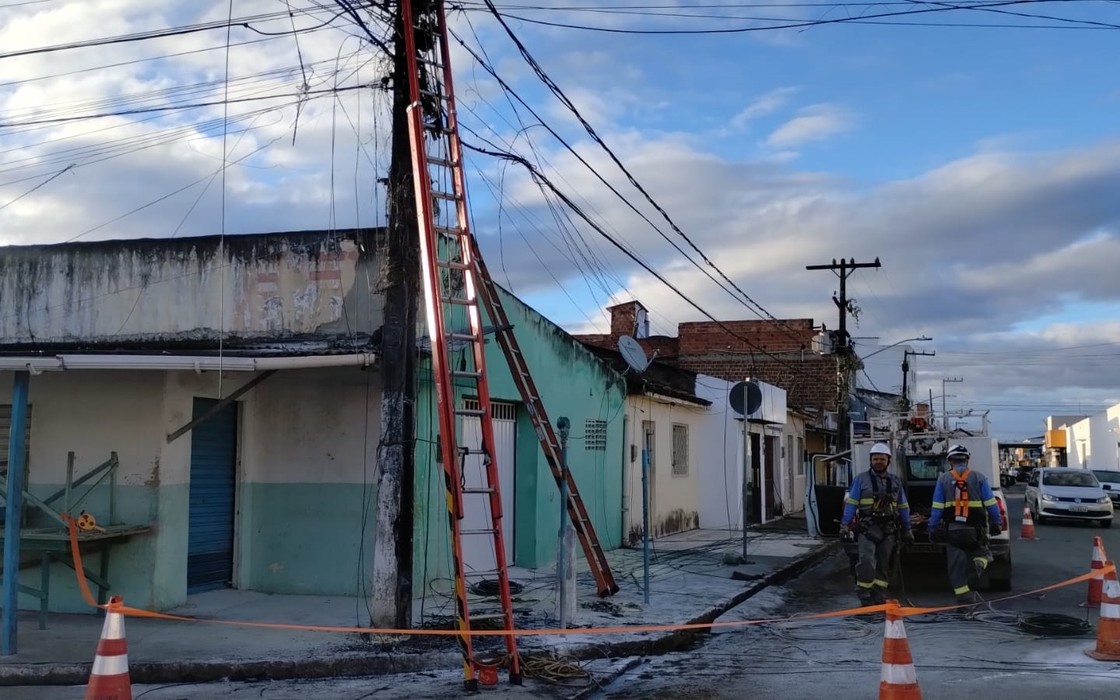 Poste pega fogo no bairro Brasília em Arapiraca Arapiraca Notícia