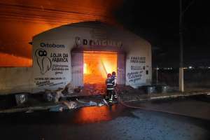 Incêndio destrói galpão de fábrica de estofado em Arapiraca | Cortesia ao Dário Arapiraca
