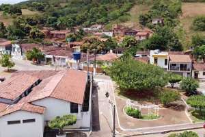 Mulher invade casa do ex-companheiro, dá cadeirada e quebra objetos, em Coité do Nóia | Reprodução