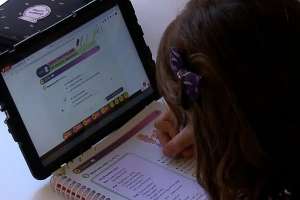 Estudantes de famÃlias pobres vão receber chips para acesso à internet | Caminhos da reportagem/TV Brasil