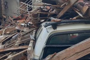 Casa desaba em CraÃbas e deixa um ferido; população diz que foi após explosão em mineradora | Reprodução