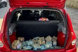 Carro abandonado é apreendido com quantia milionária dentro de porta-malas | Divulgação/PolÃcia Militar