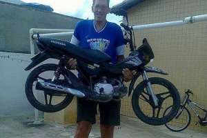 Homem mais alto do Brasil vai amputar perna e espera voltar a andar com prótese | Reprodução