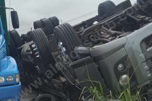 Caminhoneiro é socorrido após capotamento na BR 101 em São Miguel dos Campos | Alagoasweb