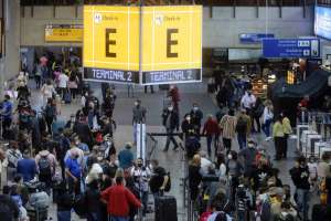 Anvisa decide que uso de máscaras volta a ser obrigatório em aeroportos e aviões | ROOSEVELT CASSIO/REUTERS - 12.01.2022
