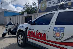 Mulher tem bolsa levada por dupla em cinquentinha, em Arapiraca | Rogério Nascimento