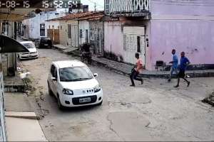 VÃdeo mostra chegada de trio para matar manicure em Penedo | Reprodução
