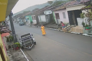 Ex-marido invade casa e tenta matar mulher após fim do relacionamento | Reprodução