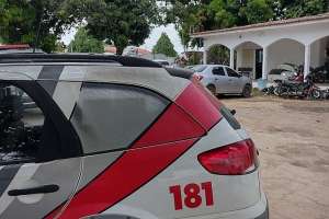 Homem ameaça vizinha com pedaço de madeira: